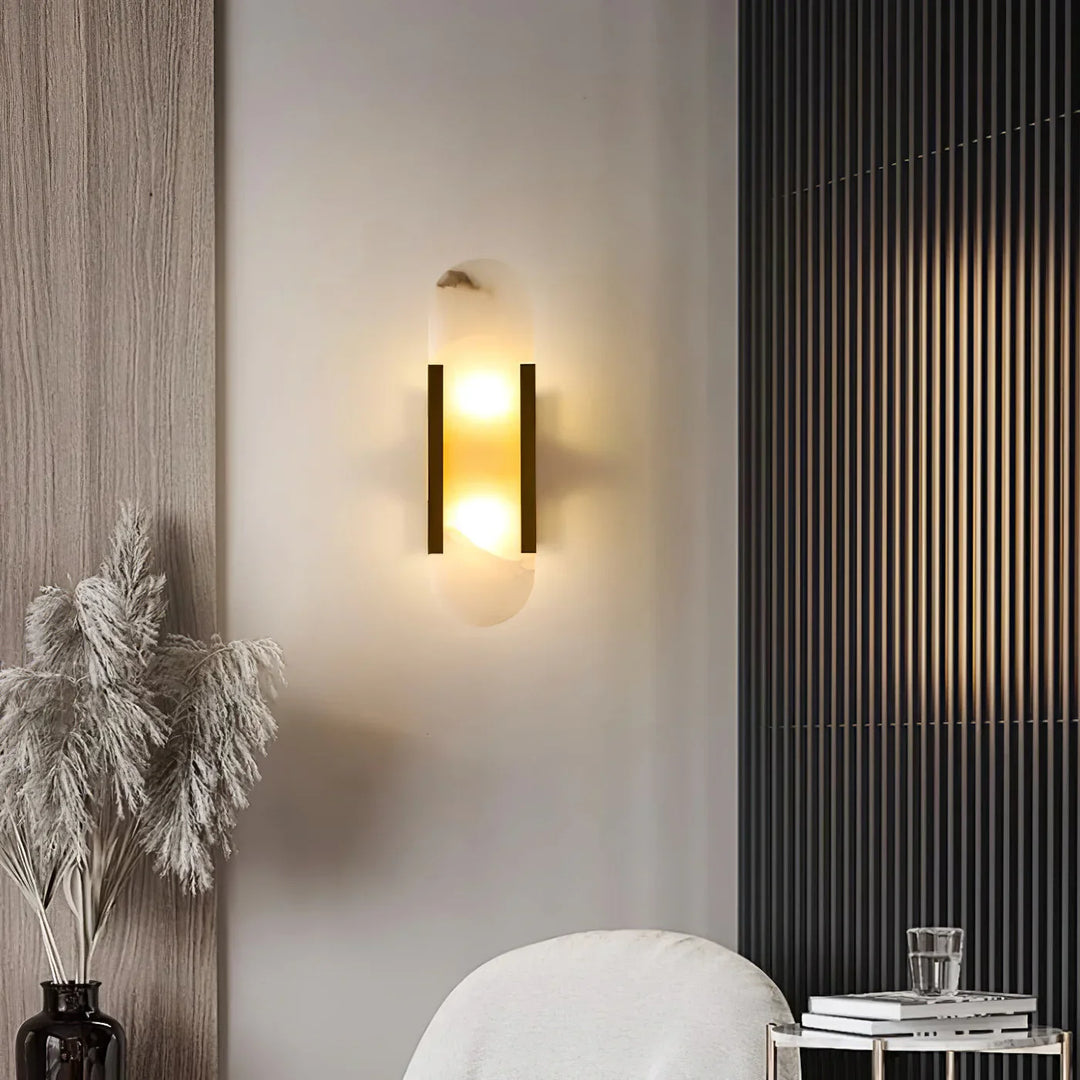 Moderne Wandleuchte mit Alabaster und goldenen Details