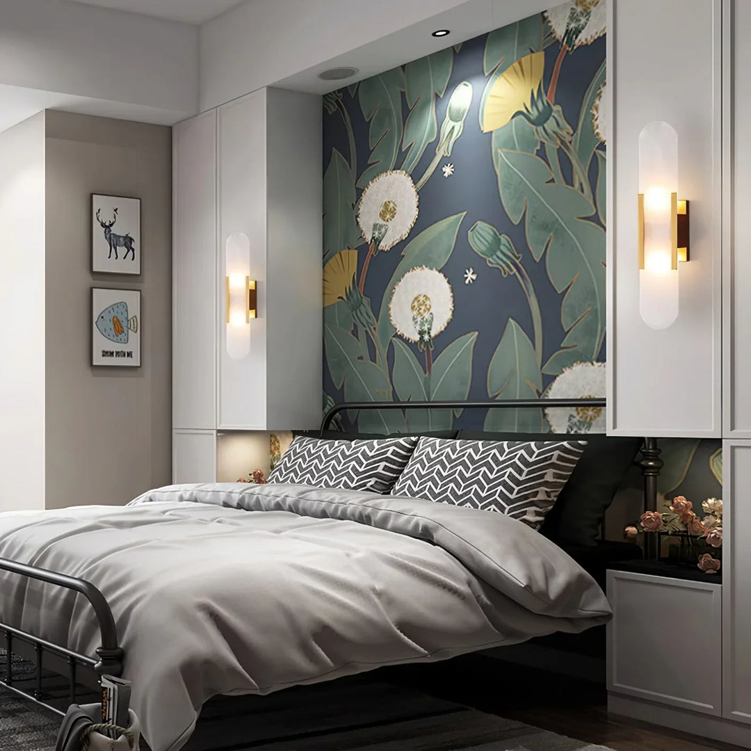Moderne Wandleuchte mit Alabaster und goldenen Details