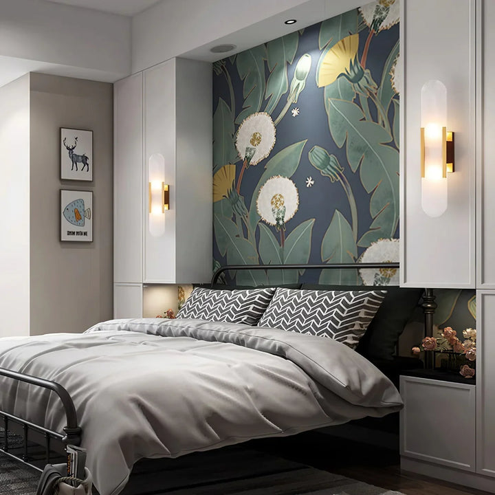 Moderne Wandleuchte mit Alabaster und goldenen Details