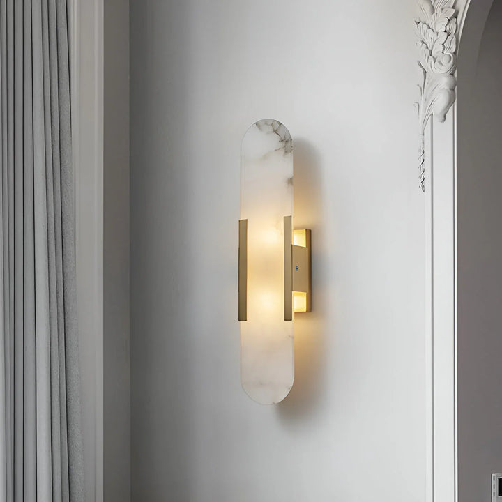 Moderne Wandleuchte mit Alabaster und goldenen Details