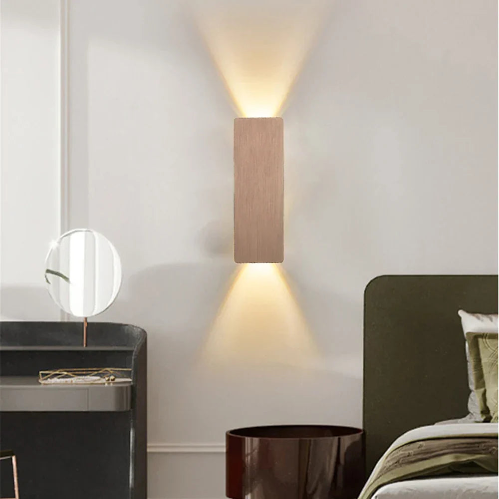 Moderne LED-Wandleuchte mit Licht oben und unten