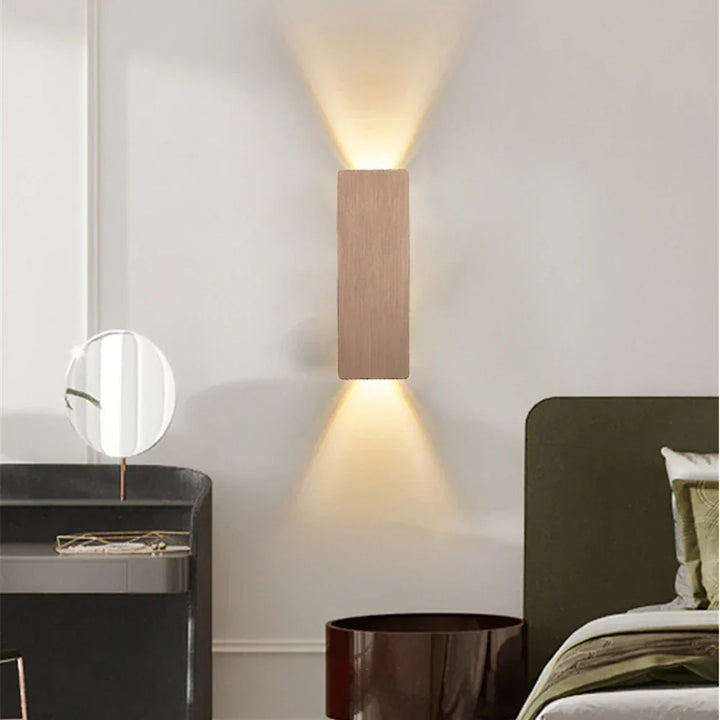 Moderne LED-Wandleuchte mit Licht oben und unten