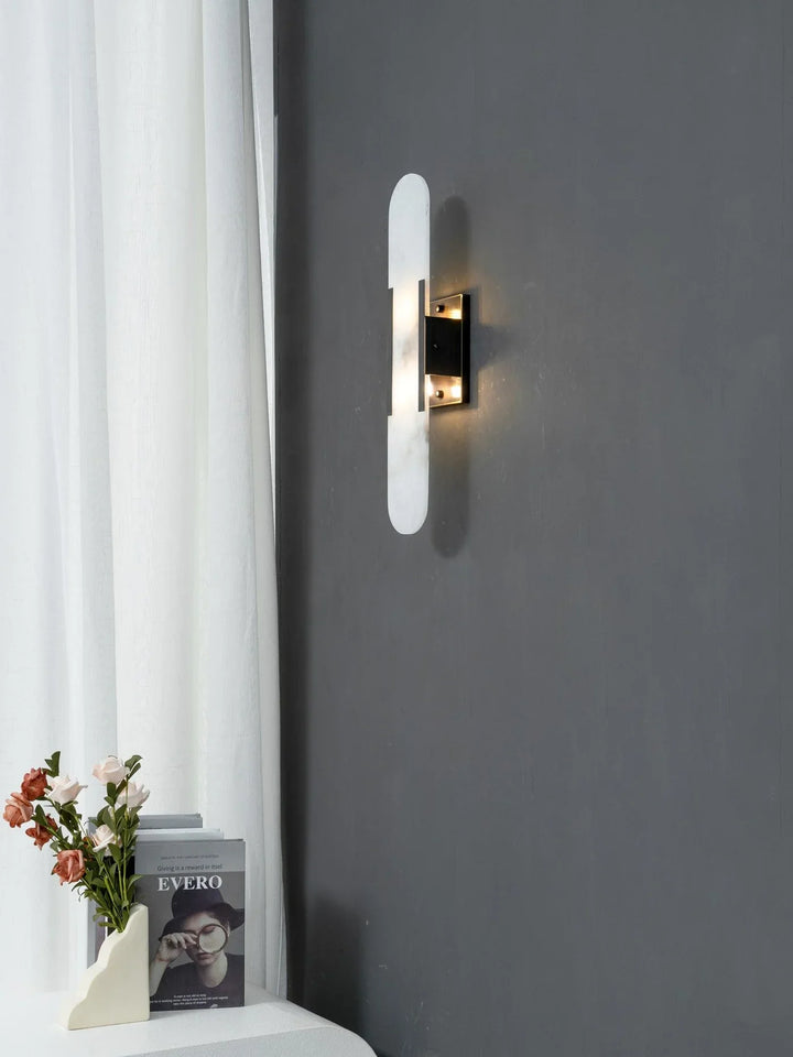 Moderne Wandleuchte mit Alabaster und goldenen Details