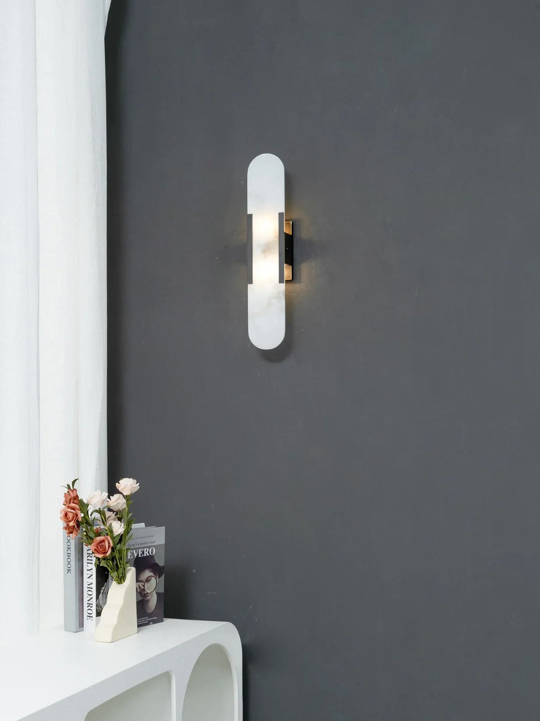 Moderne Wandleuchte mit Alabaster und goldenen Details