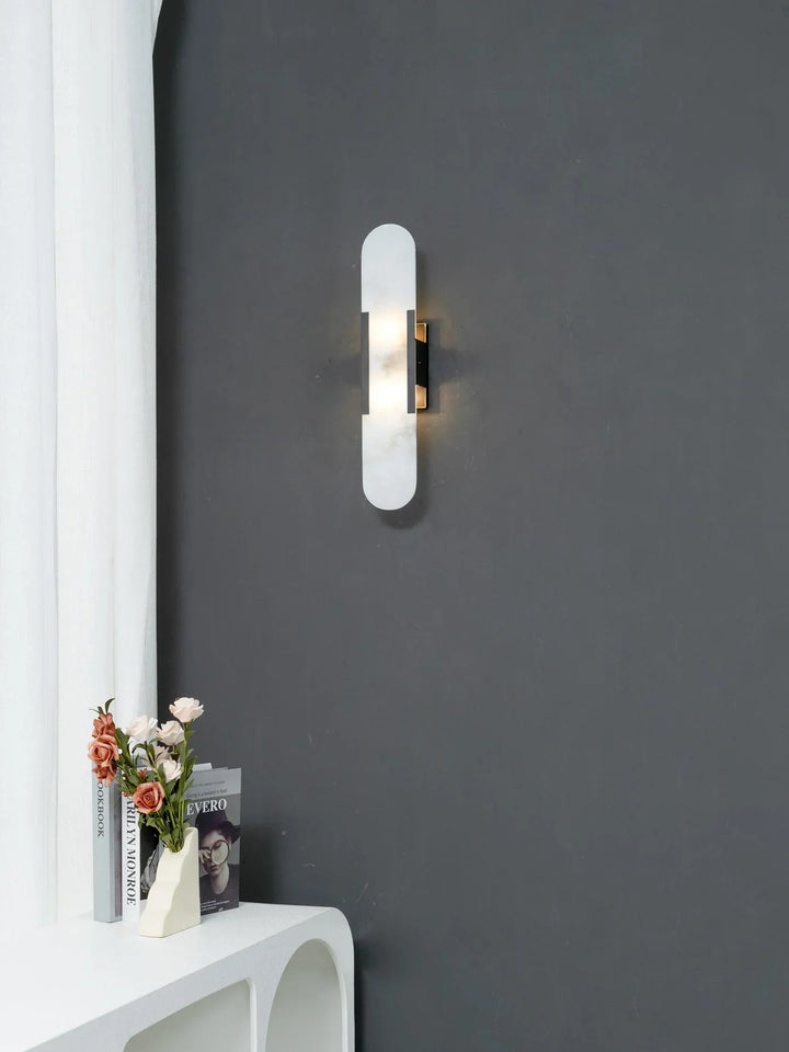 Moderne Wandleuchte mit Alabaster und goldenen Details
