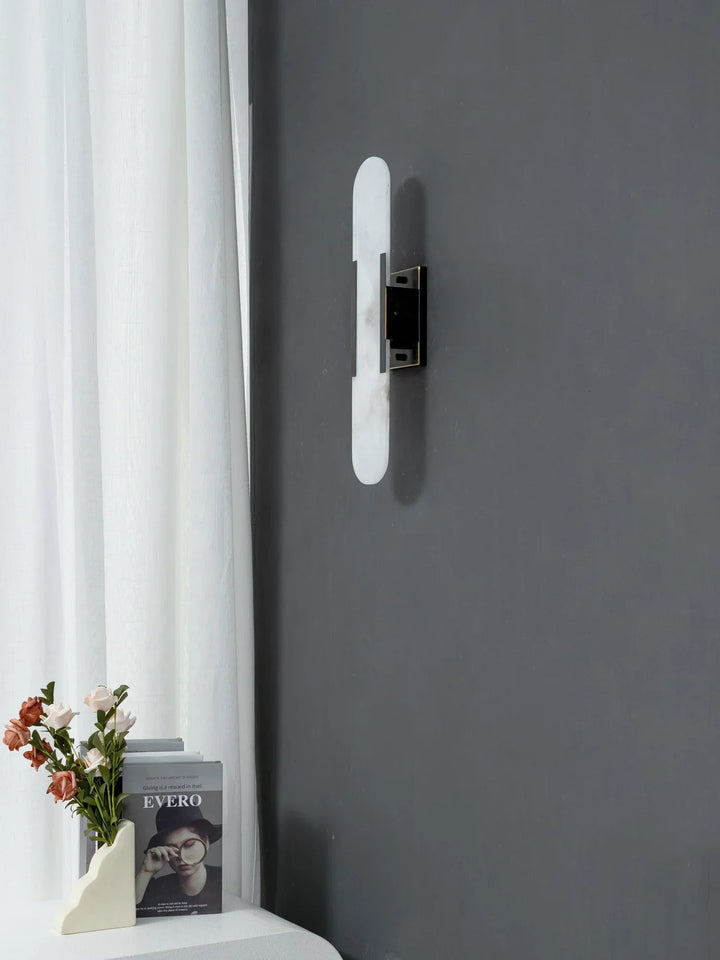 Moderne Wandleuchte mit Alabaster und goldenen Details