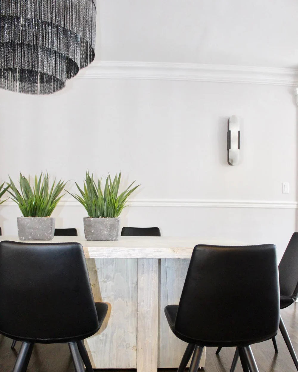 Moderne Wandleuchte mit Alabaster und goldenen Details
