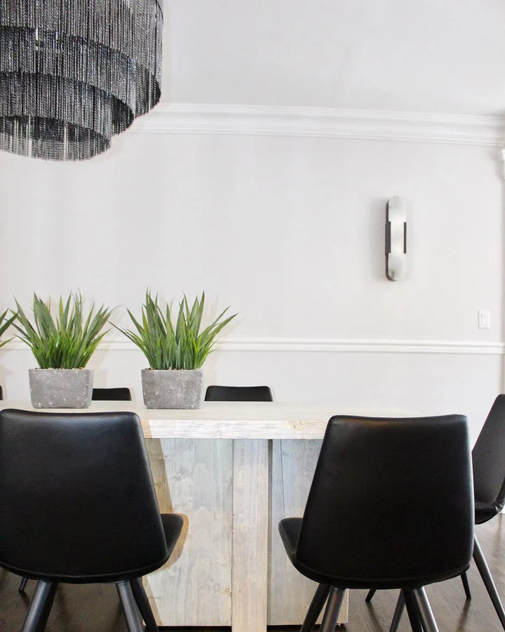 Moderne Wandleuchte mit Alabaster und goldenen Details