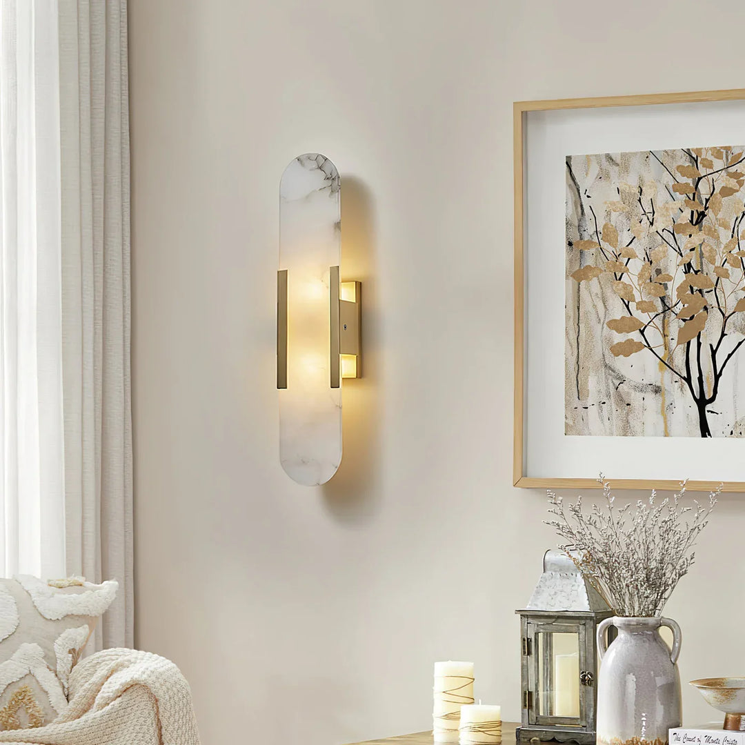 Moderne Wandleuchte mit Alabaster und goldenen Details