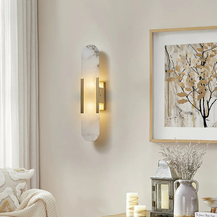 Moderne Wandleuchte mit Alabaster und goldenen Details