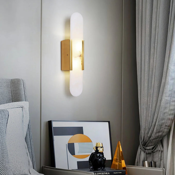 Moderne Wandleuchte mit Alabaster und goldenen Details
