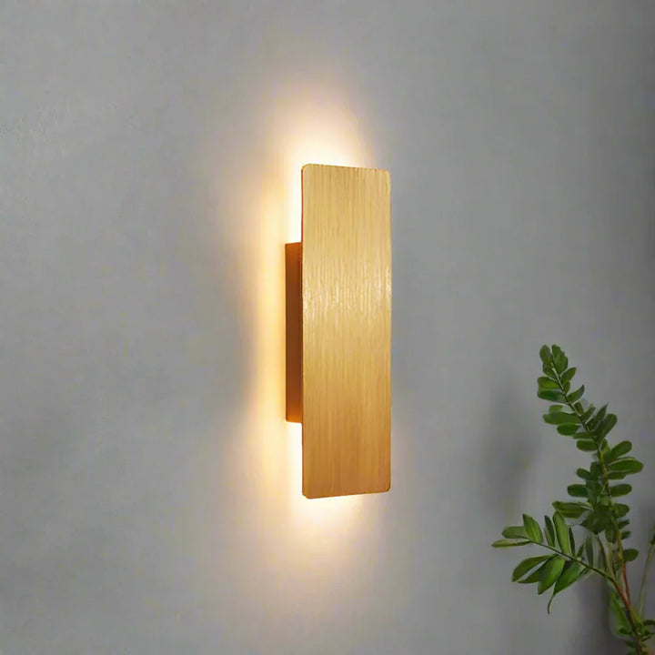 Moderne LED-Wandleuchte mit Licht oben und unten