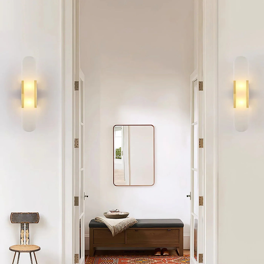 Moderne Wandleuchte mit Alabaster und goldenen Details