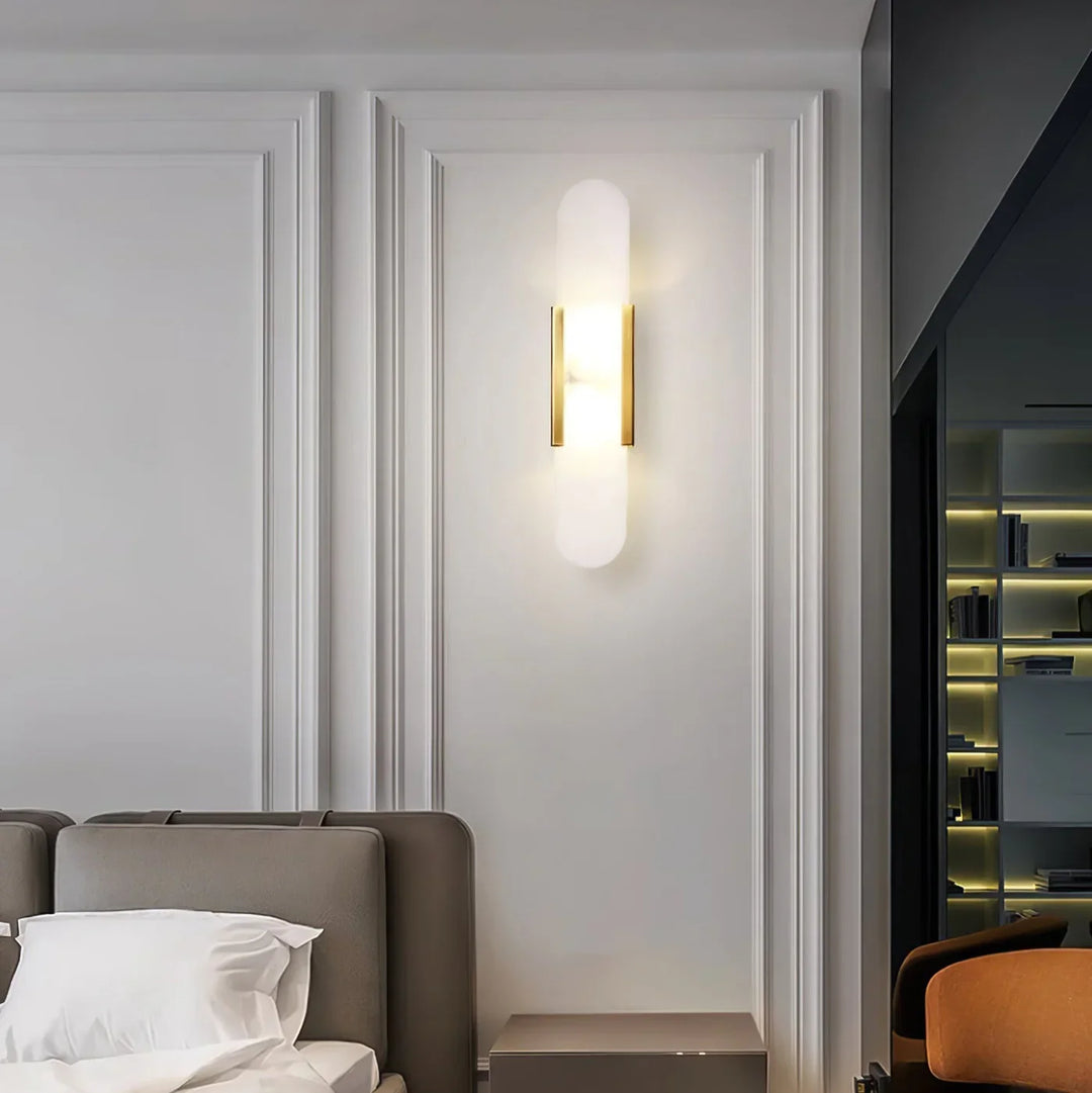 Moderne Wandleuchte mit Alabaster und goldenen Details