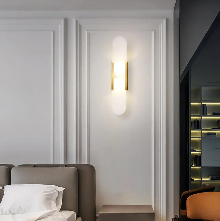 Moderne Wandleuchte mit Alabaster und goldenen Details