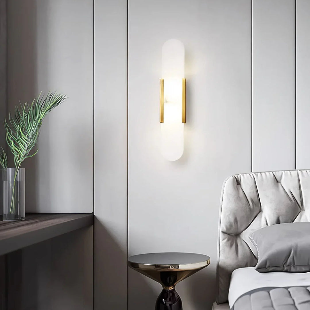 Moderne Wandleuchte mit Alabaster und goldenen Details