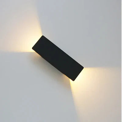 Moderne LED-Wandleuchte mit Licht oben und unten