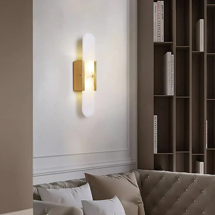 Moderne Wandleuchte mit Alabaster und goldenen Details