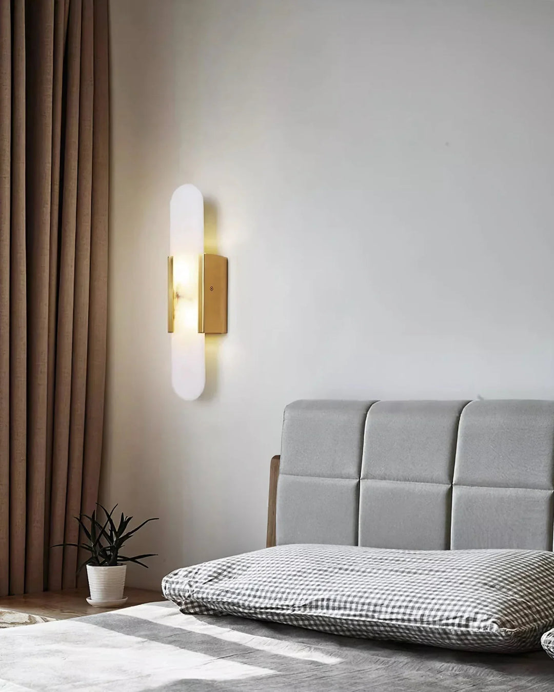 Moderne Wandleuchte mit Alabaster und goldenen Details