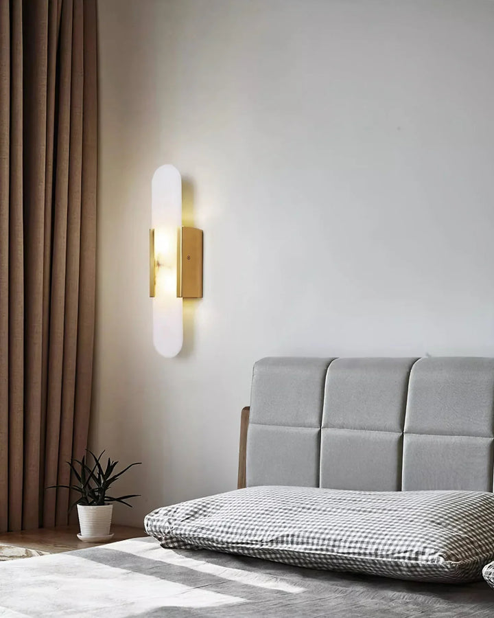 Moderne Wandleuchte mit Alabaster und goldenen Details