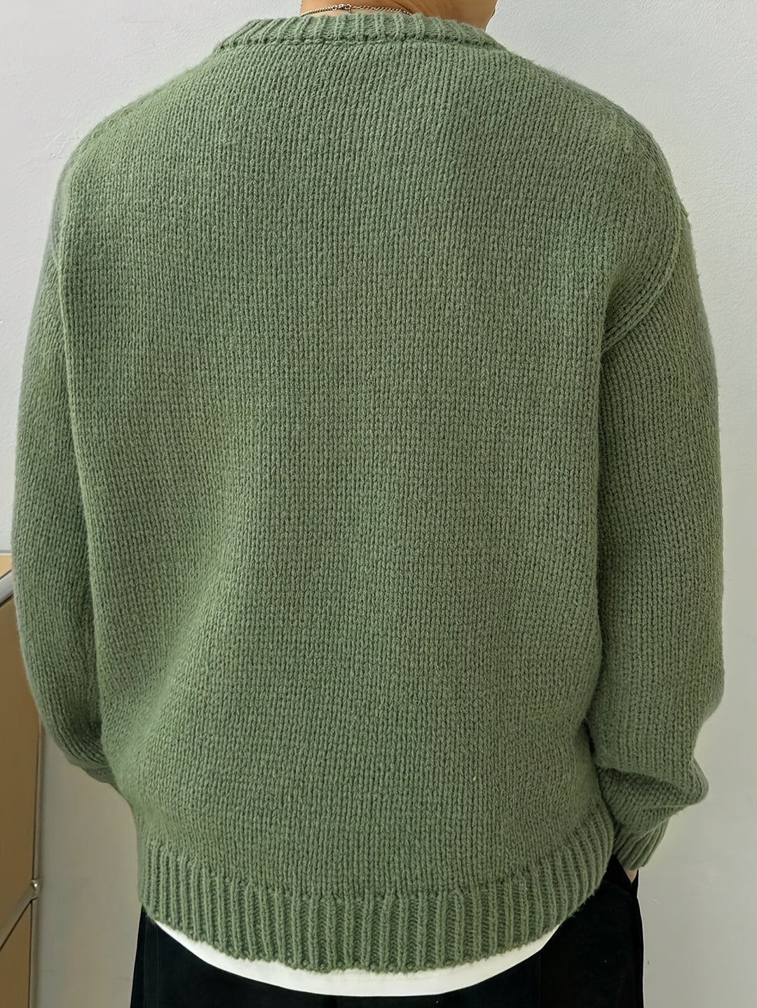 Klassischer Herrenpullover mit grobem Strickmuster