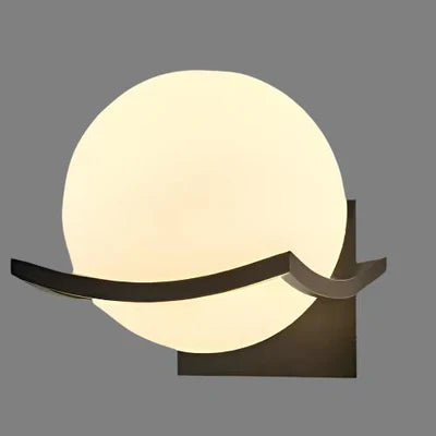 Moderne Kugelwandleuchte mit Glasschirm