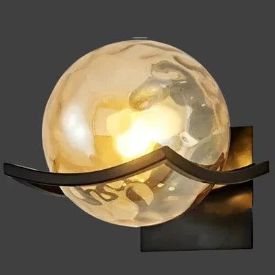 Moderne Kugelwandleuchte mit Glasschirm