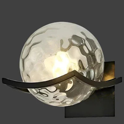 Moderne Kugelwandleuchte mit Glasschirm