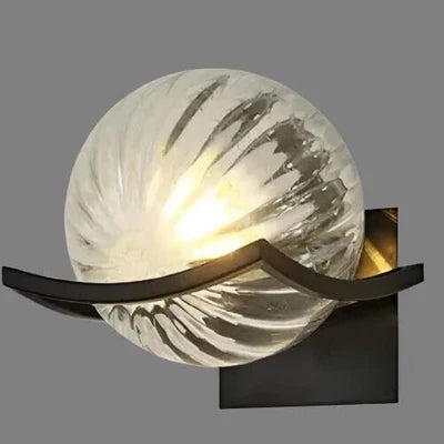 Moderne Kugelwandleuchte mit Glasschirm