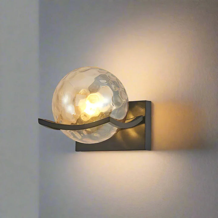 Moderne Kugelwandleuchte mit Glasschirm