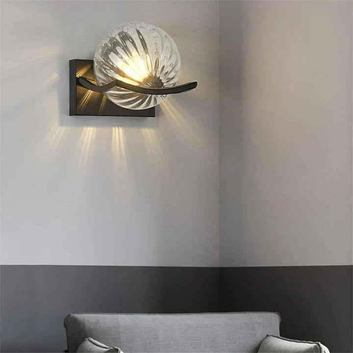 Moderne Kugelwandleuchte mit Glasschirm