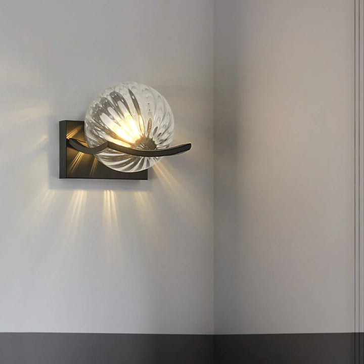 Moderne Kugelwandleuchte mit Glasschirm