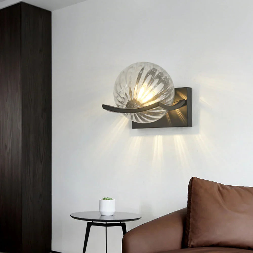 Moderne Kugelwandleuchte mit Glasschirm