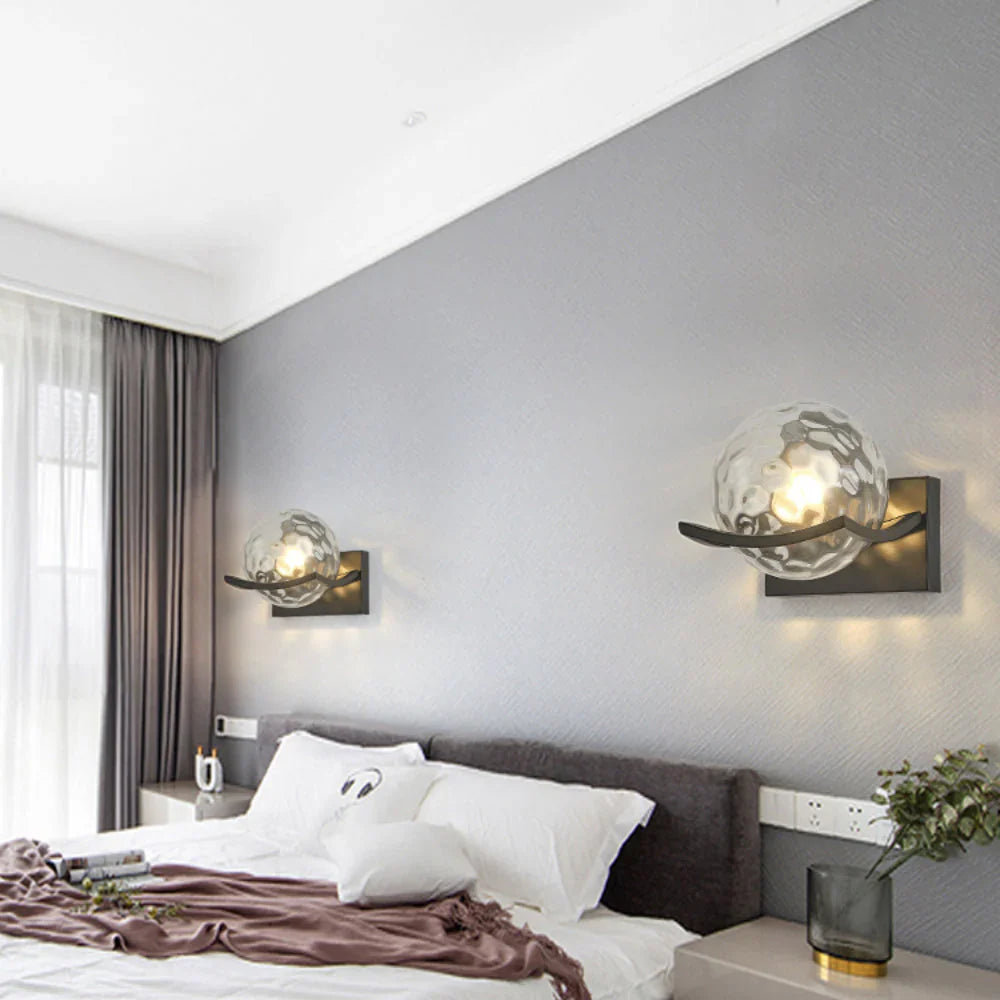 Moderne Kugelwandleuchte mit Glasschirm