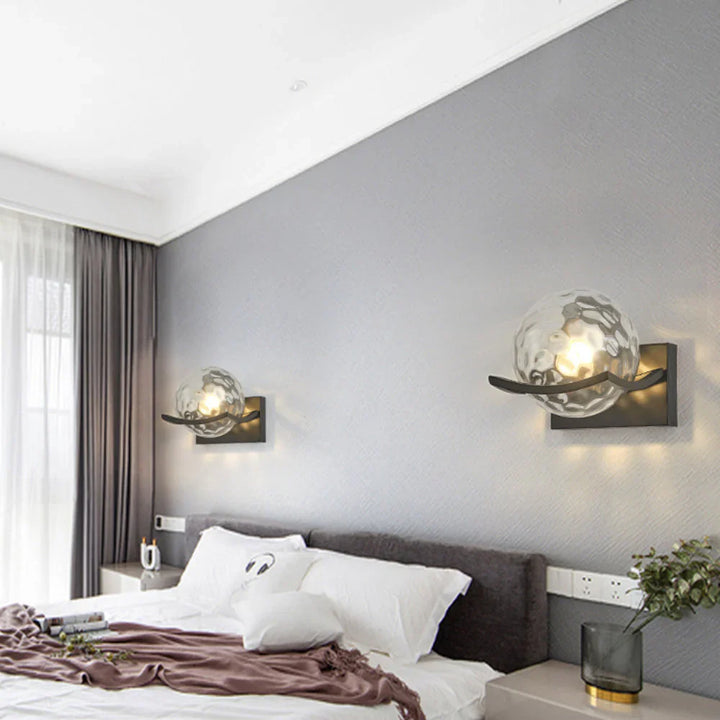Moderne Kugelwandleuchte mit Glasschirm