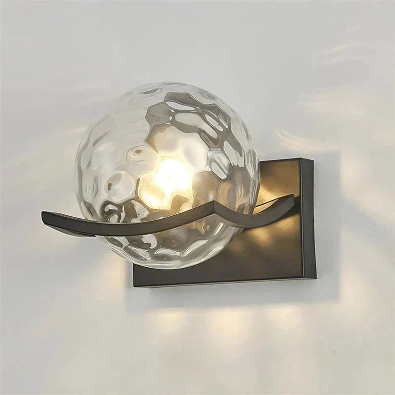 Moderne Kugelwandleuchte mit Glasschirm