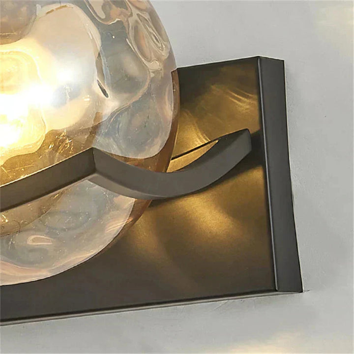Moderne Kugelwandleuchte mit Glasschirm
