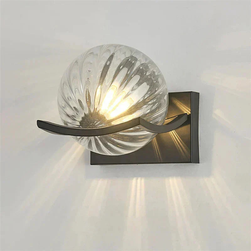Moderne Kugelwandleuchte mit Glasschirm