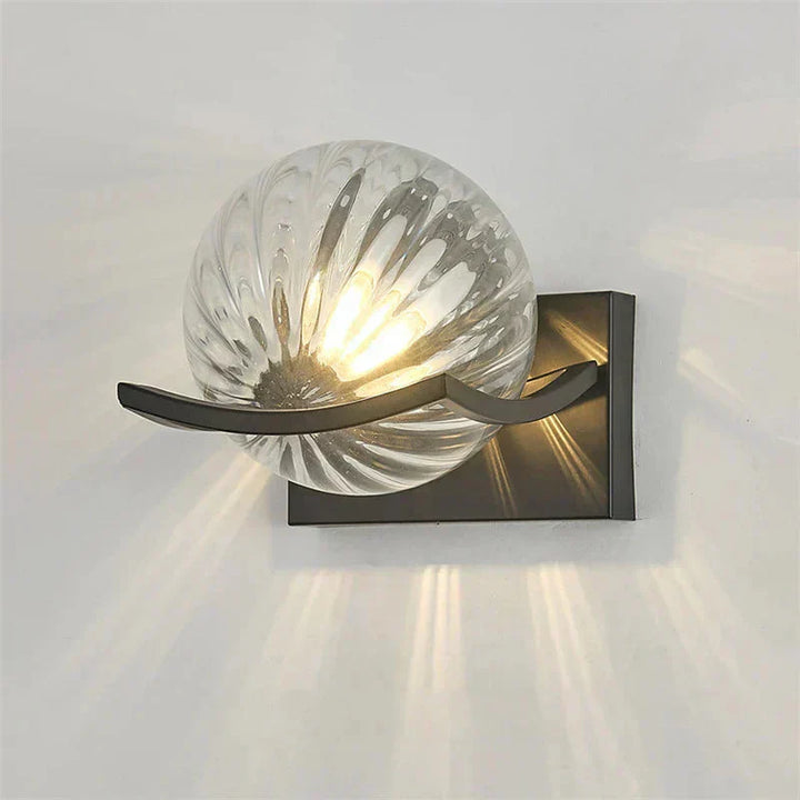 Moderne Kugelwandleuchte mit Glasschirm