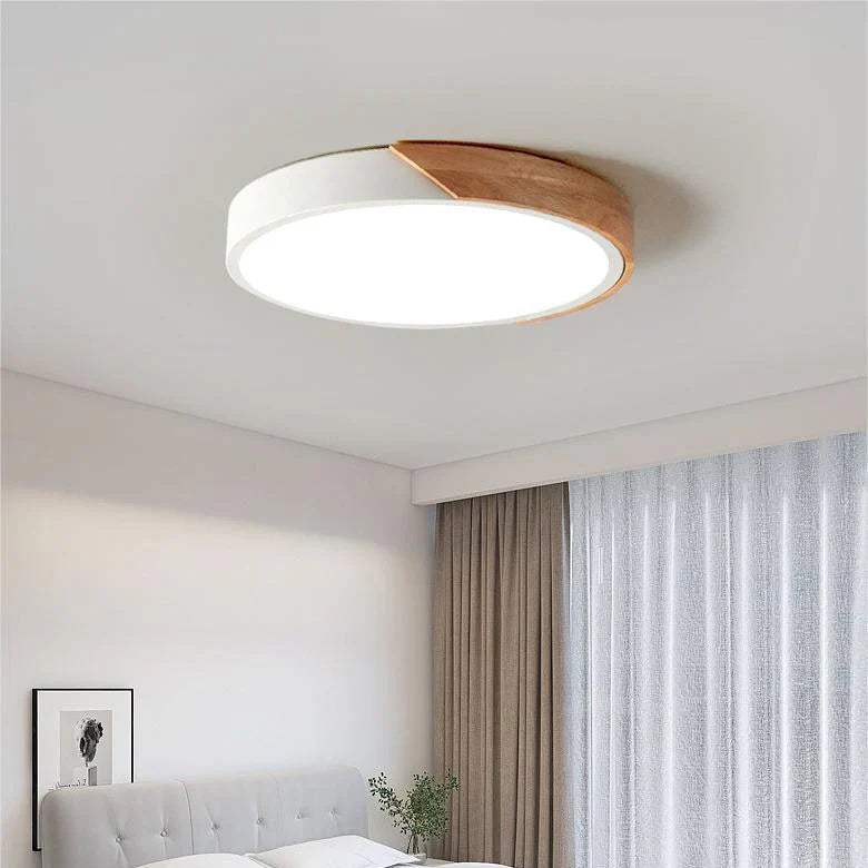Moderne runde LED-Deckenleuchte mit Holzakzent