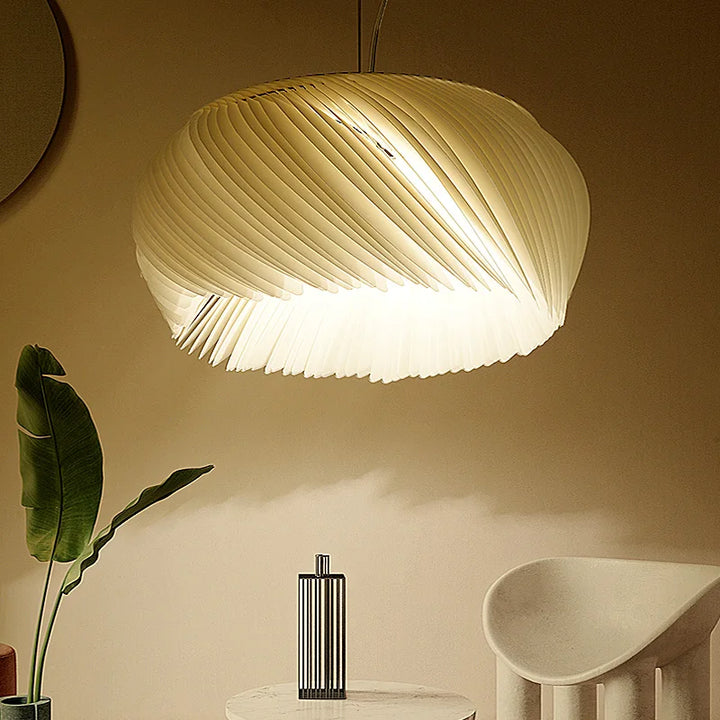 Luxuriöse Acryl-Pendelleuchte in skulpturaler Form