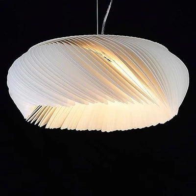Luxuriöse Acryl-Pendelleuchte in skulpturaler Form