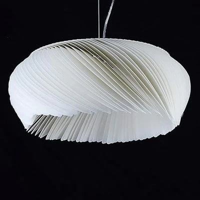 Luxuriöse Acryl-Pendelleuchte in skulpturaler Form