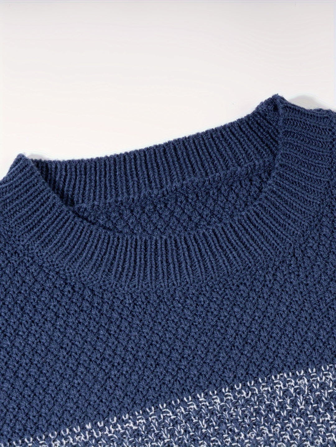 Herrenpullover mit Farbverlauf und Rundhalsausschnitt