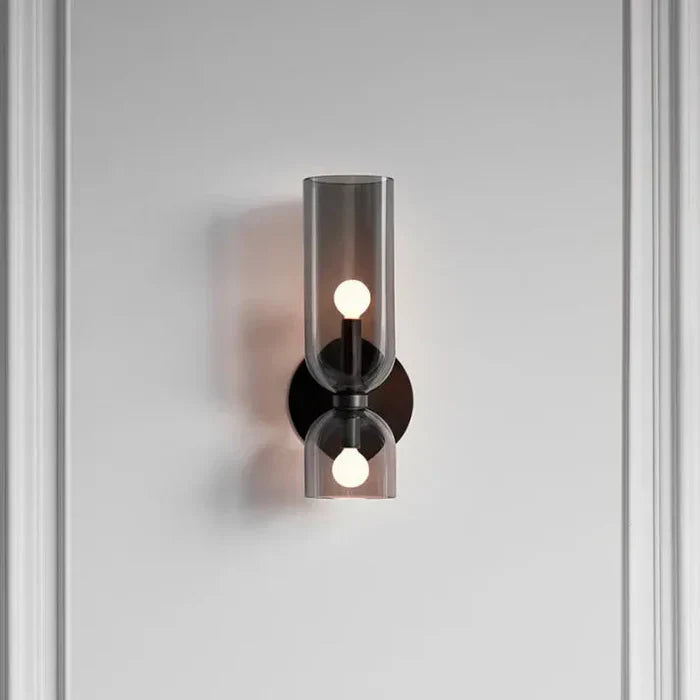 Elegante Wandleuchte mit Rauchglas und goldenem Finish – doppelte Lichtquelle