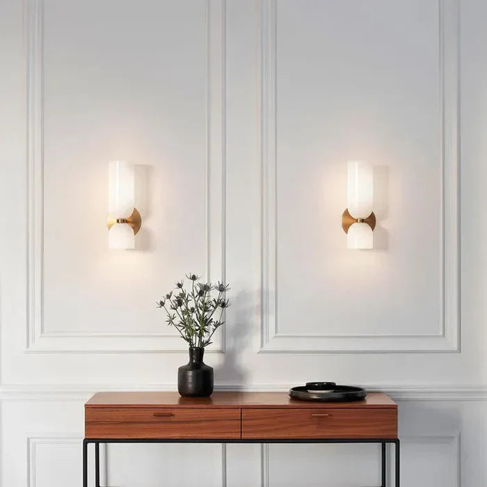 Elegante Wandleuchte mit Rauchglas und goldenem Finish – doppelte Lichtquelle