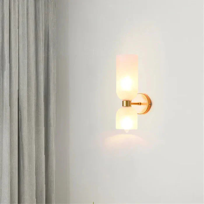 Elegante Wandleuchte mit Rauchglas und goldenem Finish – doppelte Lichtquelle