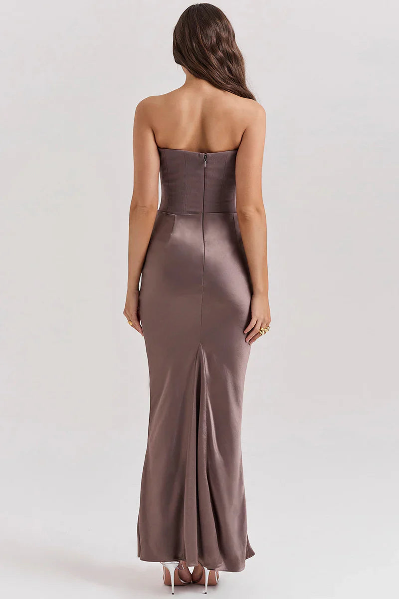 Schulterfreies Maxikleid mit Taillenraffung im minimalistischen Stil