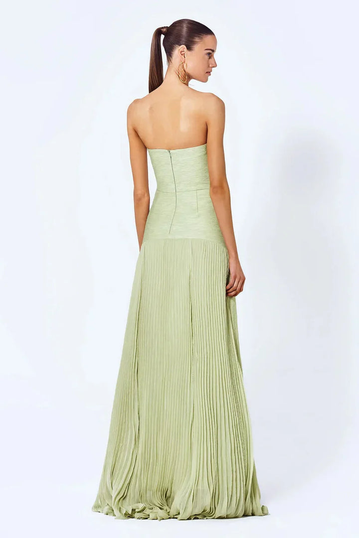 Schulterfreies Maxikleid mit plissiertem Rockteil