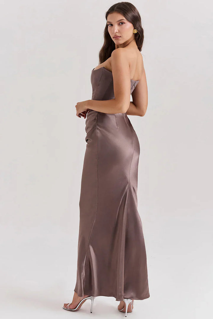Schulterfreies Maxikleid mit Taillenraffung im minimalistischen Stil